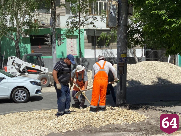 В Саратове дорожные рабочие массово игнорируют масочный режим 