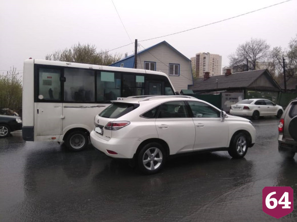 В Саратове иномарка сбила пешехода и врезалась в маршрутку