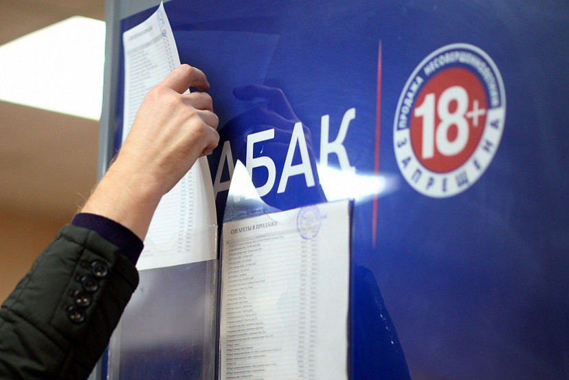 Продавец ларька из-под полы торговала контрафактными сигаретами 
