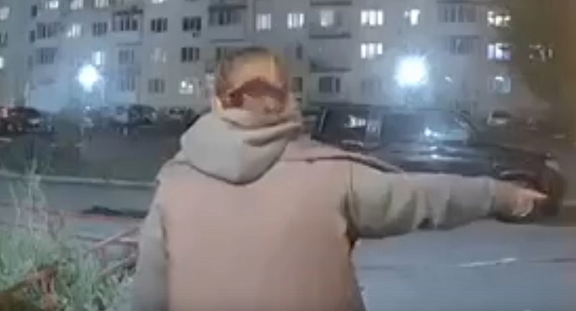 В Саратове женщина у подъезда избила ребенка и попала на камеру 