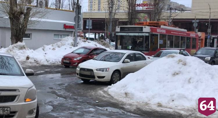 В центре Саратова автохамы издеваются над водителями троллейбусов