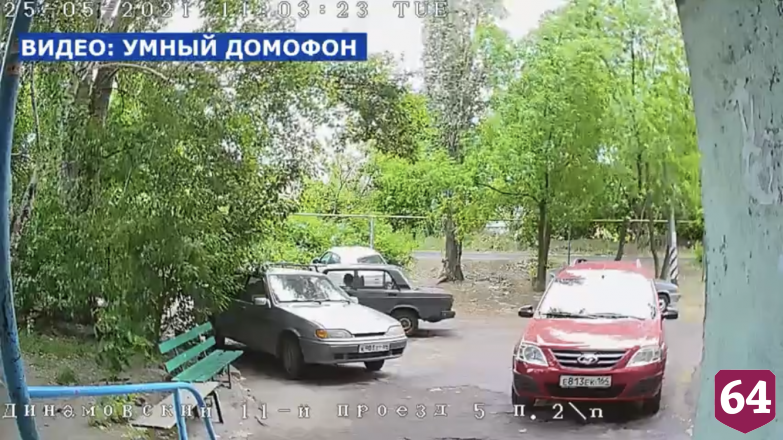 В Саратове автоледи протаранила машину у подъезда и скрылась