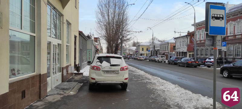 Автохам перекрыл тротуар у магазина на Московской