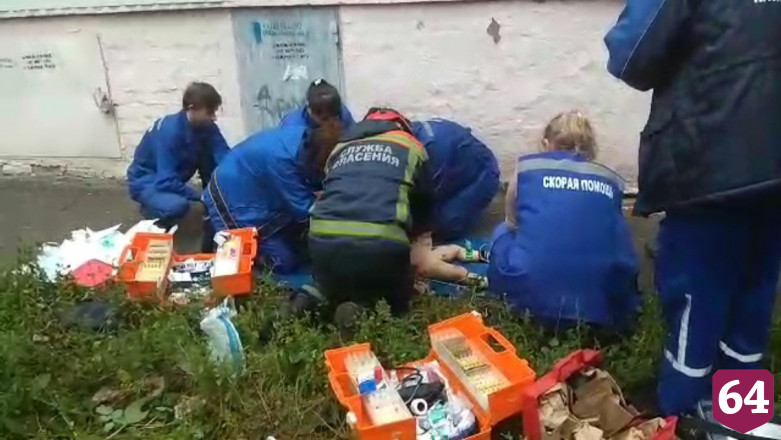 В Саратове скончалась выпавшая из окна с отцом и братом девочка