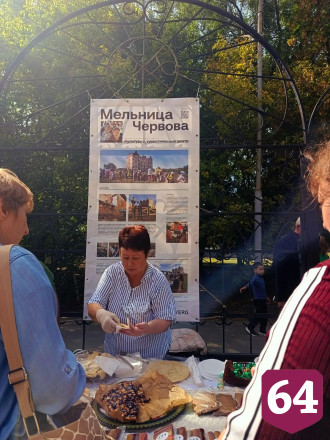 На саратовском фестивале самоваров кормили пловом и катали на ослике