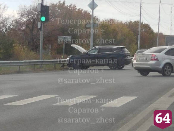 Кроссовер улетел в отбойник в ДТП на улице Усть-Курдюмской
