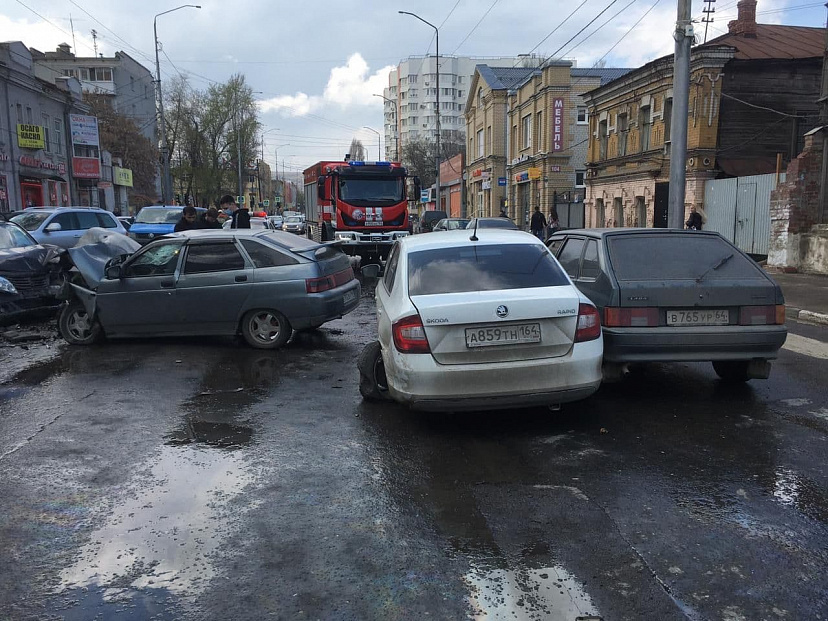 В центре Саратова столкнулись 4 автомобиля