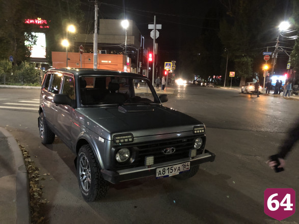 Автохам бросил «Порше» на пешеходном переходе у алкомаркета