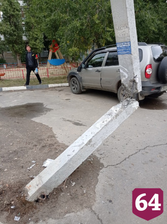 В Саратове у школы над дорогой повисла опора ЛЭП