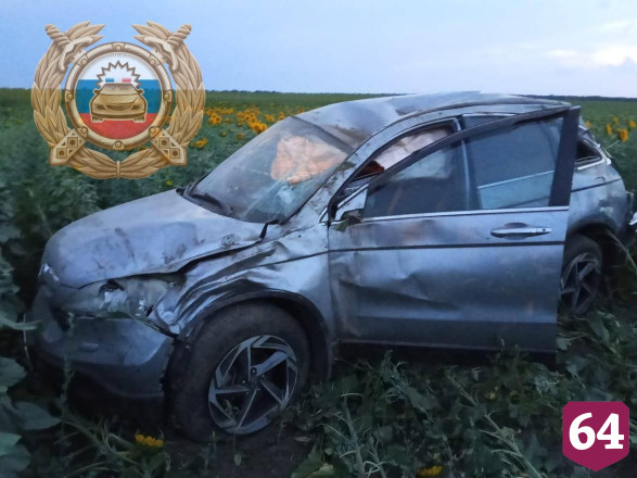 В Саратовской области кроссовер опрокинулся в поле с подсолнухами