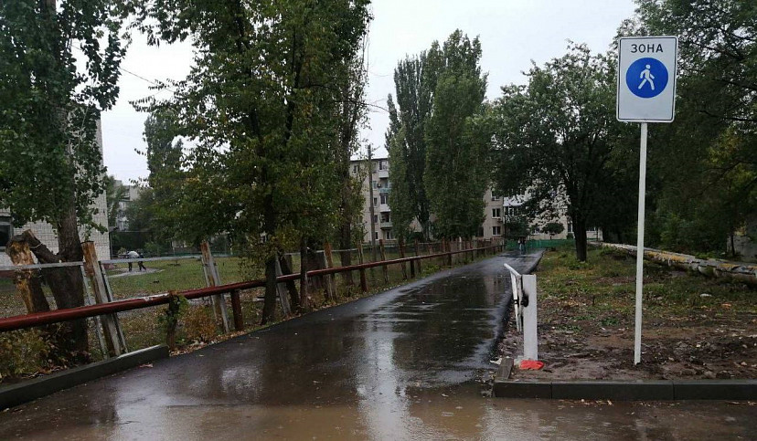 Родители учеников сломали шлагбаум у школы