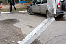 В Саратове у школы над дорогой повисла опора ЛЭП