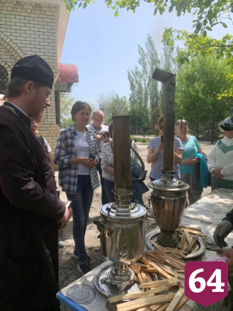 Под Саратовом туристов поили чаем из 120-летнего самовара