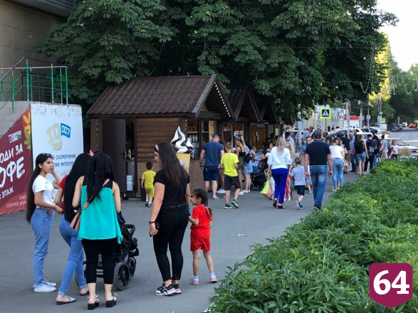 Жители Саратова массово гуляют в горпарке без масок