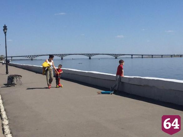 Первомайские прогулки саратовцы разнообразили купанием в Волге