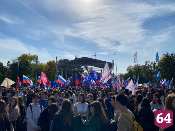 Поддержать жителей Донбасса на митинг пришли 9 тысяч саратовцев
