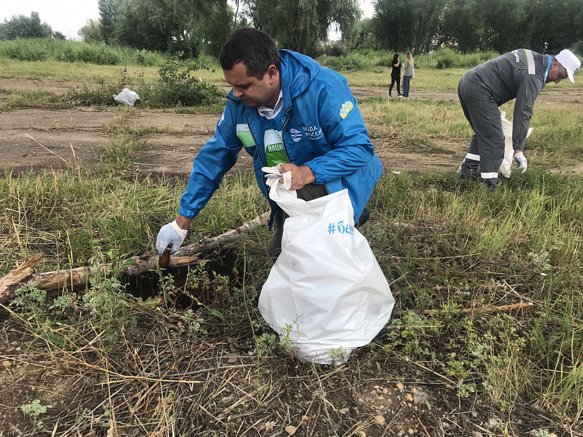 Саратовский чиновник расчистил под мостом сточный коллектор