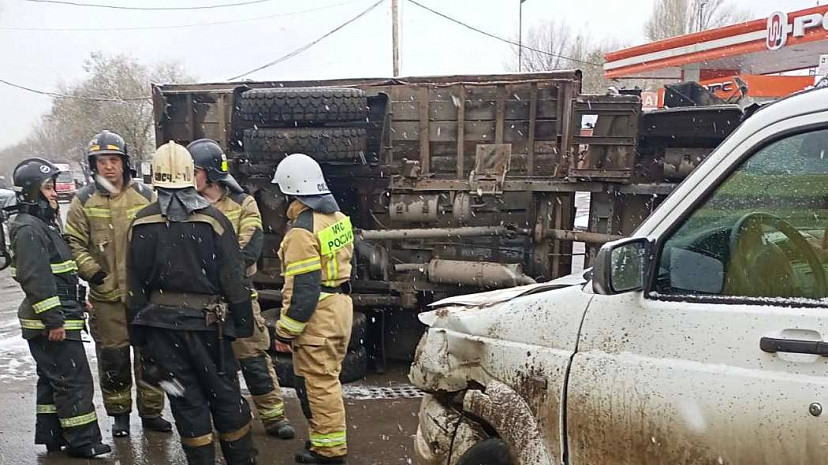 В Саратове после ДТП на Вольском тракте опрокинулся грузовик 