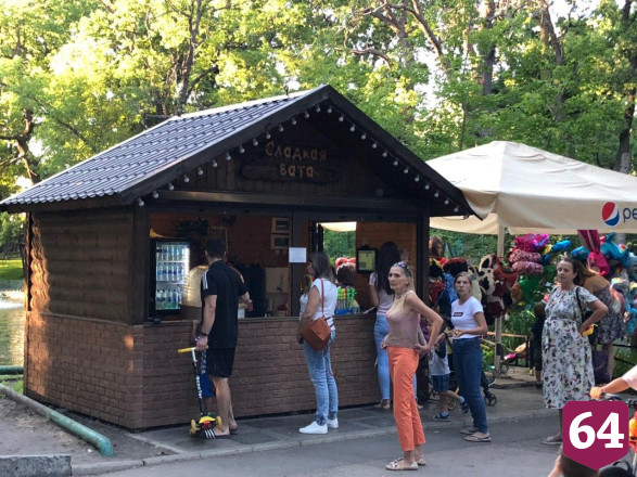 Жители Саратова массово гуляют в горпарке без масок