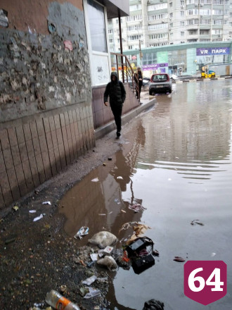 Центральную улицу Энгельса затопили дождевые воды