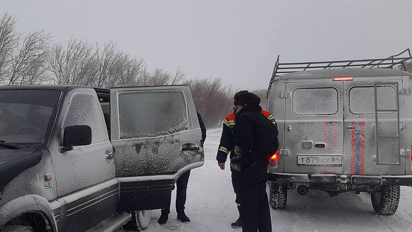Саратовские спасатели освободили из снежного плена трех человек