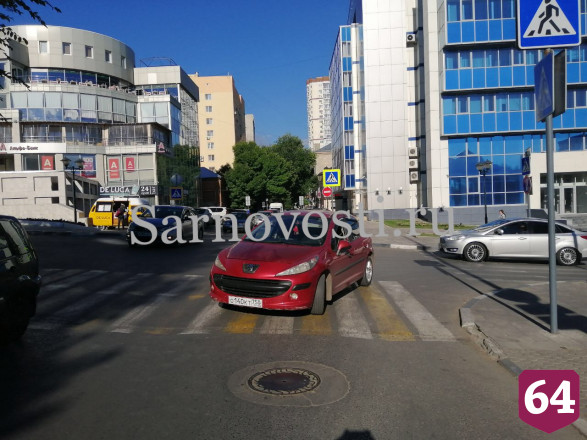 В центре Саратова иномарка сбила женщину с дочерью 