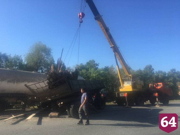 Под Саратовом водитель цементовоза протаранил грузовик с лесом и выжил