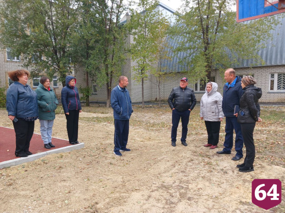 В саратовском поселке построили спортплощадку с окопом