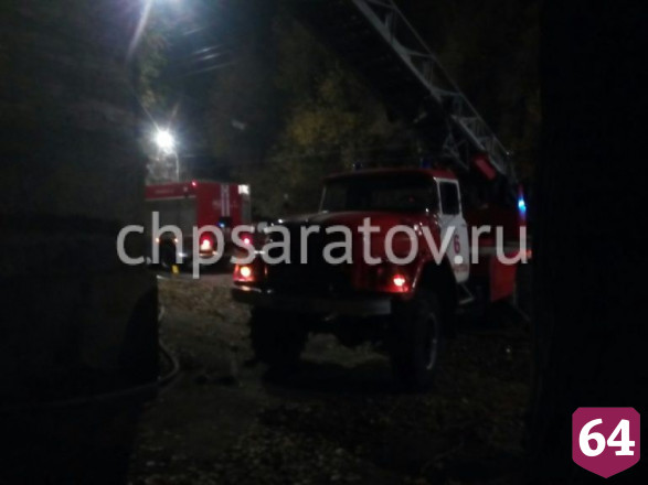 Из горевшего общежития на Азина эвакуировали 60 человек