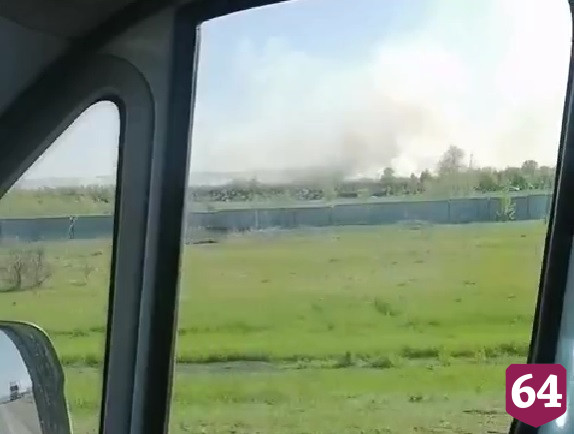 Рядом с кладбищем в Саратове тушили крупный пожар