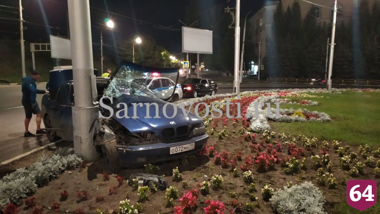 В Саратове пассажир легковушки разбил лицо в ДТП со столбом