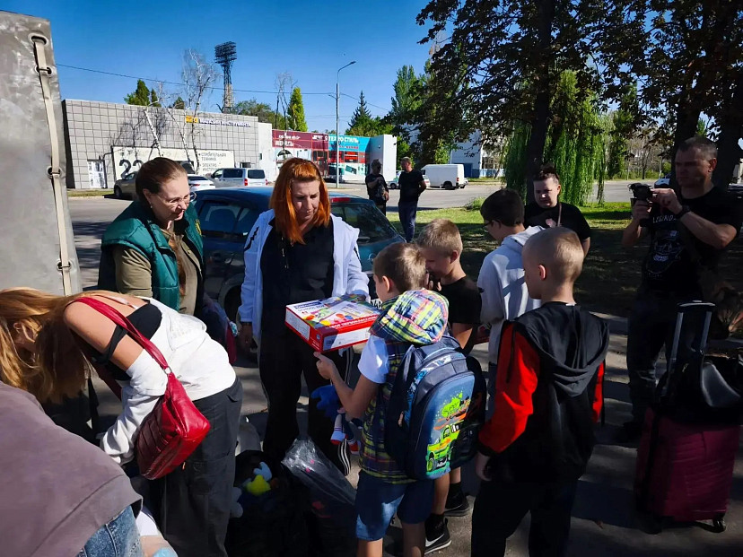 Школьники Луганска получили подарки из Саратовской области к 1 сентября 