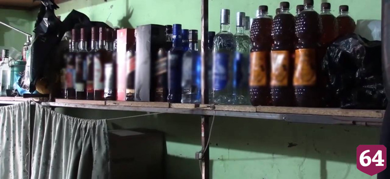 В Саратове из гаражей изъяли поддельный алкоголь и сигареты на миллион рублей