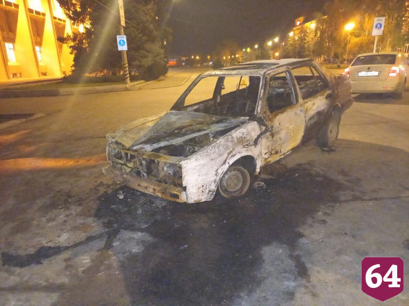 На площади в центре Энгельса сгорела иномарка