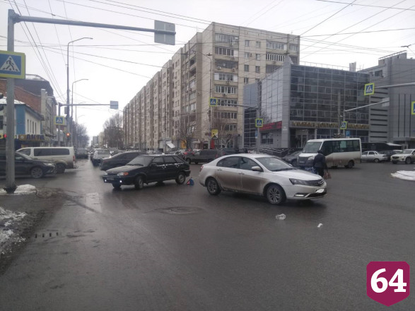 В центре Саратова водитель иномарки сбил женщину