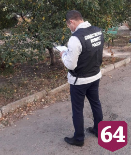 Прохожие обнаружили на лавочке у дома труп женщины