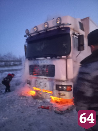 На трассе под Саратовом очевидцы снегом тушили горящую фуру