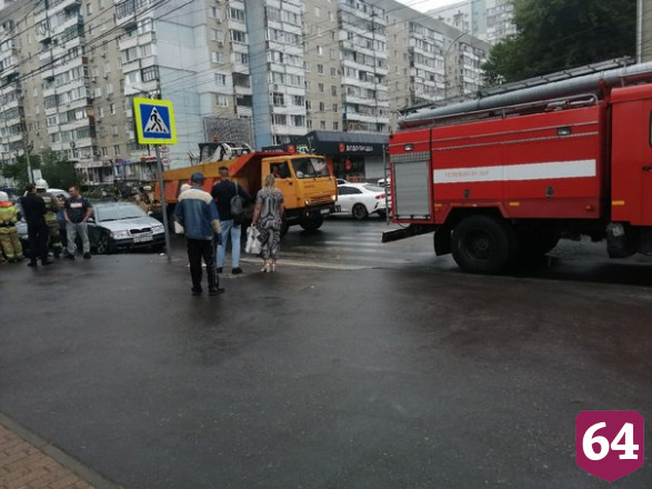 В Саратове в ДТП попала иномарка из свадебного кортежа