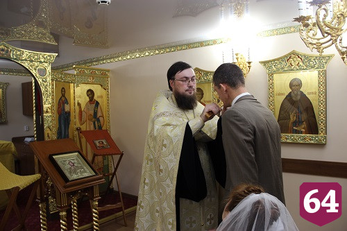 В Энгельсском доме-интернате обвенчали молодых супругов