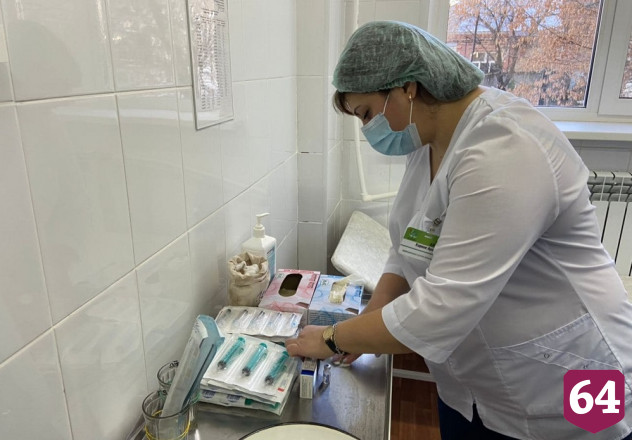 Саратовских врачей начали вакцинировать от коронавируса 