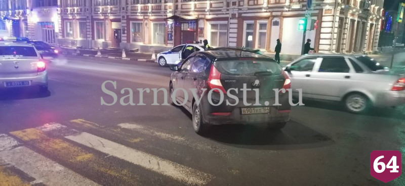Водитель иномарки сбил пешеходов возле Театральной площади
