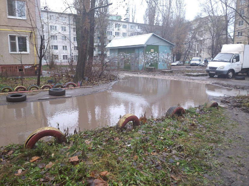 Беременная пожаловалась на затопленную годами дорогу