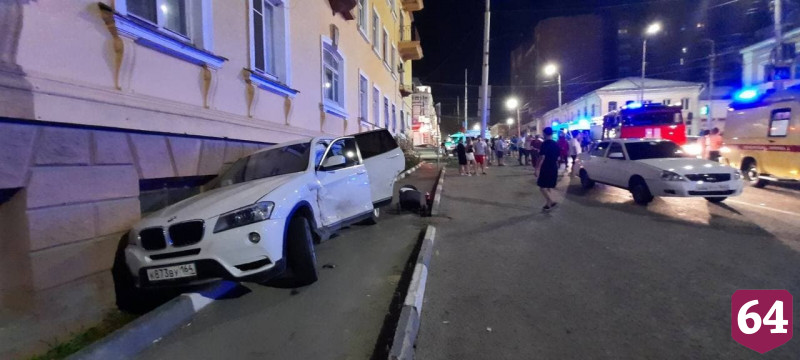 В центре Саратова BMW врезалась в дом после ДТП