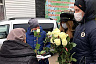 Жителям саратовского поселка дарили розы в День доброты