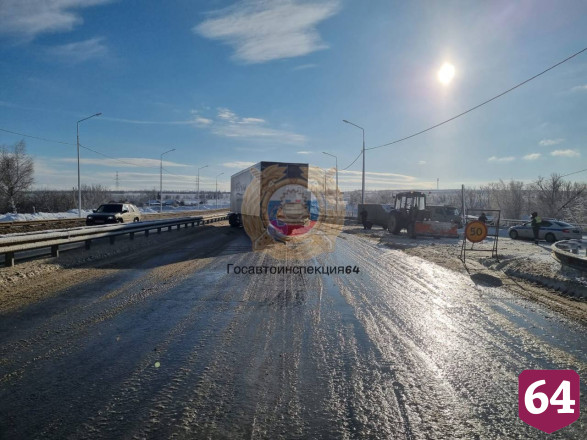 На окраине Саратова столкнулись фура и трактор