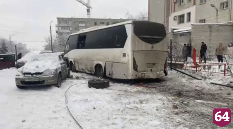 В Саратове после серии ДТП опасаются выходить на детскую площадку