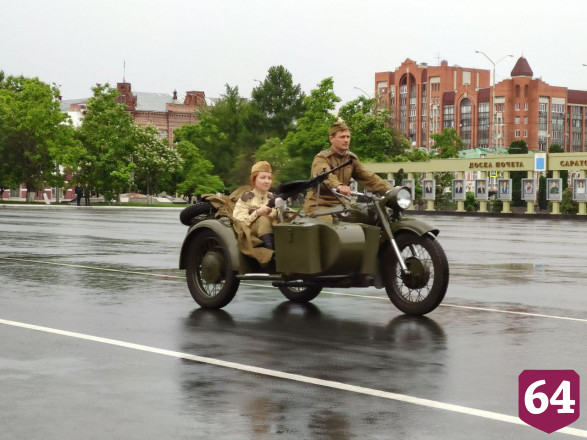 Над Саратовом в честь 75-летия Победы пролетели бомбардировщики 