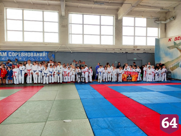 Жители почтили память спасших поселок летчиков