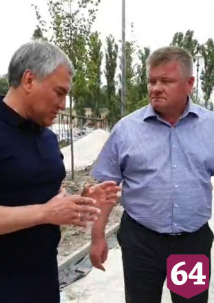 Главе Саратова указали на лавочки с сучками в парке