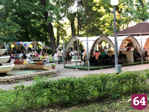 Жители Саратова массово гуляют в горпарке без масок